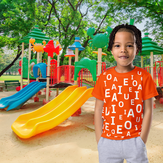 Camiseta infantil ABC – Vocales que juegan en naranja