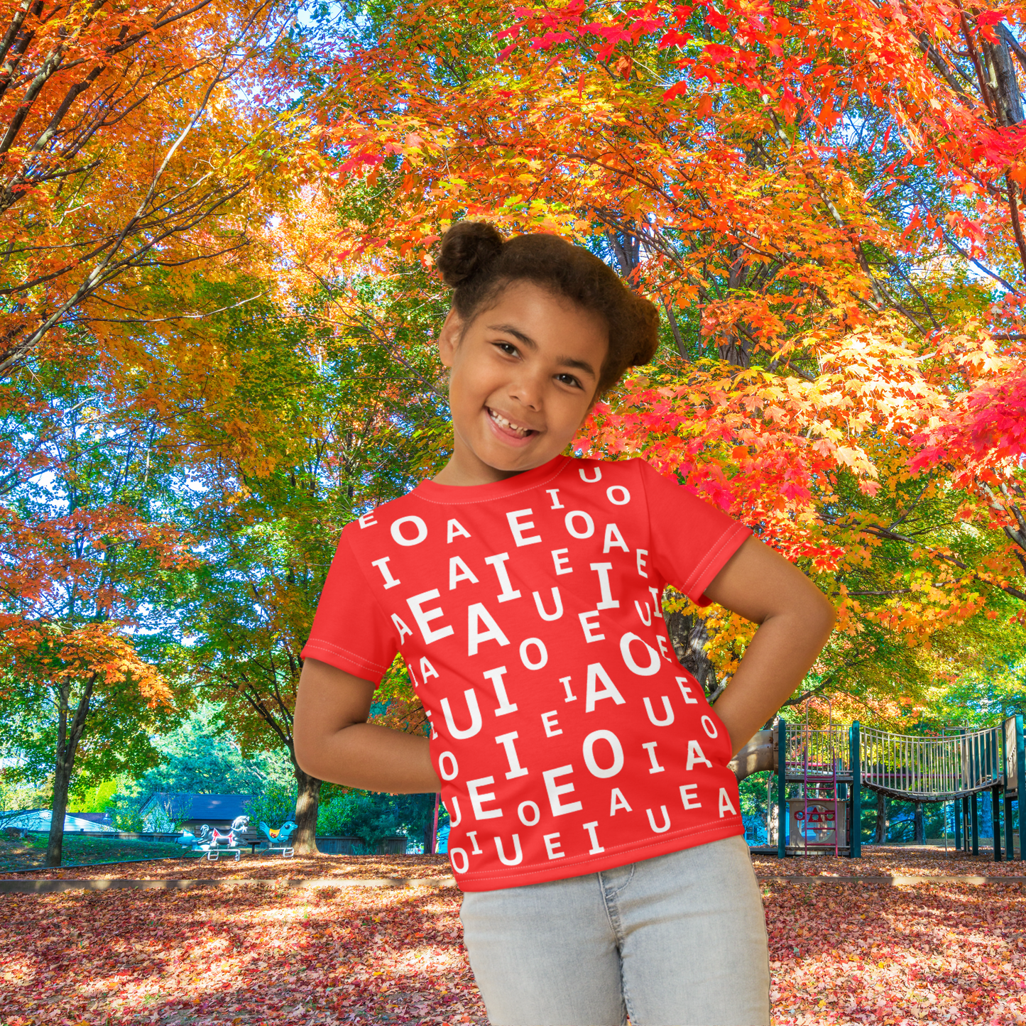 Camiseta infantil ABC - Vocales que juegan en rojo