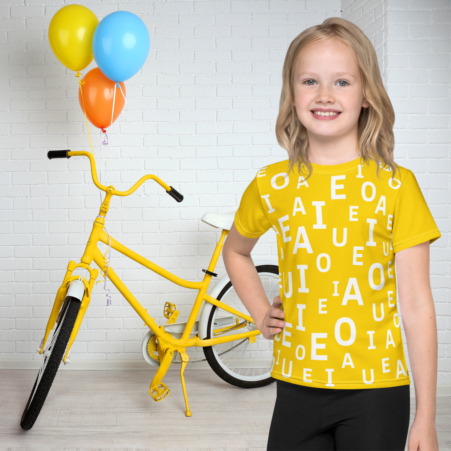 Camiseta infantil ABC - Vocales que juegan en amarillo