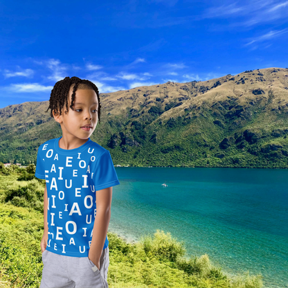 Camiseta infantil ABC – Vocales que juegan en azul