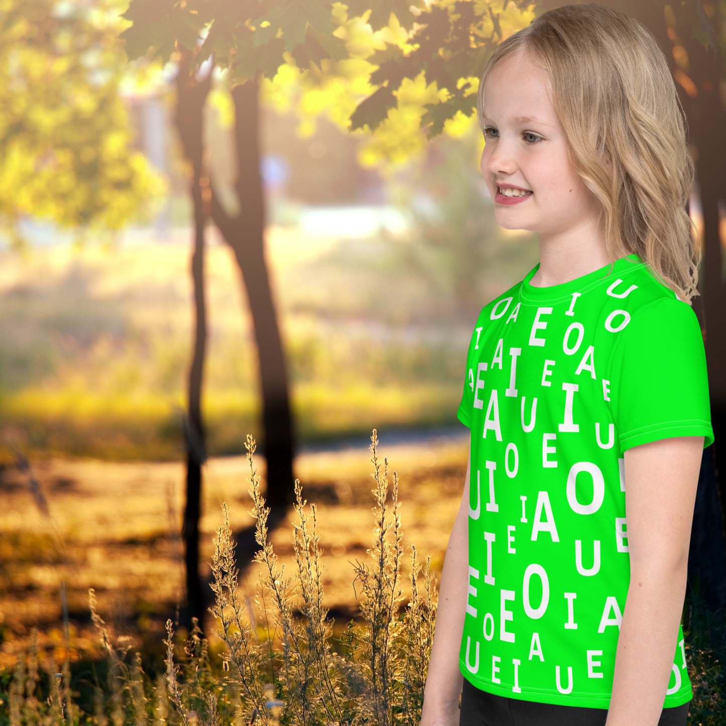 Camiseta infantil ABC - Vocales que juegan en verde