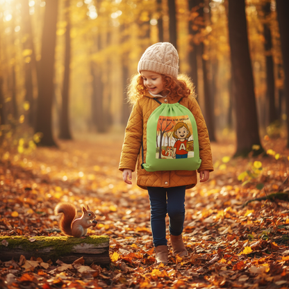 Niña pelirroja con mochila verde manzana en bosque otoño