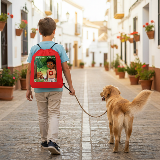 Niño con mochila roja y perro en el pueblo